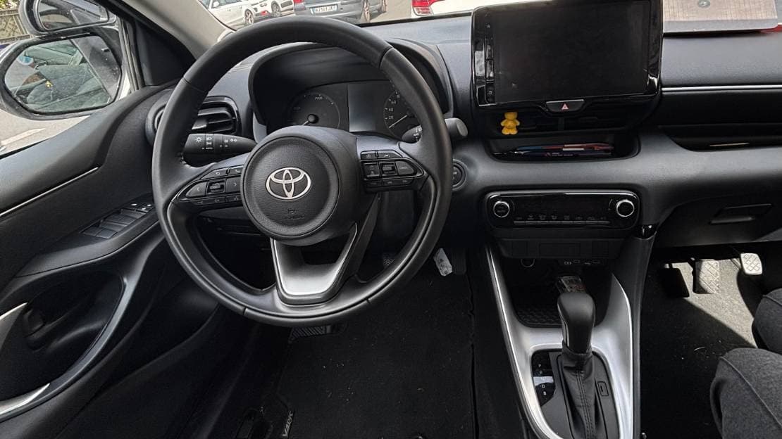 Intérieur d'un véhicule à boîte automatique de l'auto-école